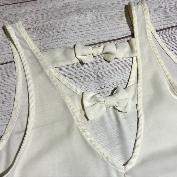 Everly V-Neck Bow Back Top - Picture 3 of 11